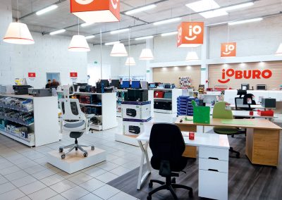 siège et bureau en présentation dans un magasin de bureautique ioburo